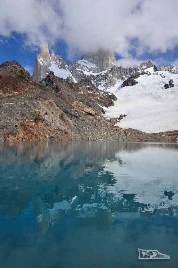 A imagem das montanhas refletidas nas águas da Laguna de Los Tres, no parque Los Glaciares, região de El Chaltén, no sul da patagonia argentina